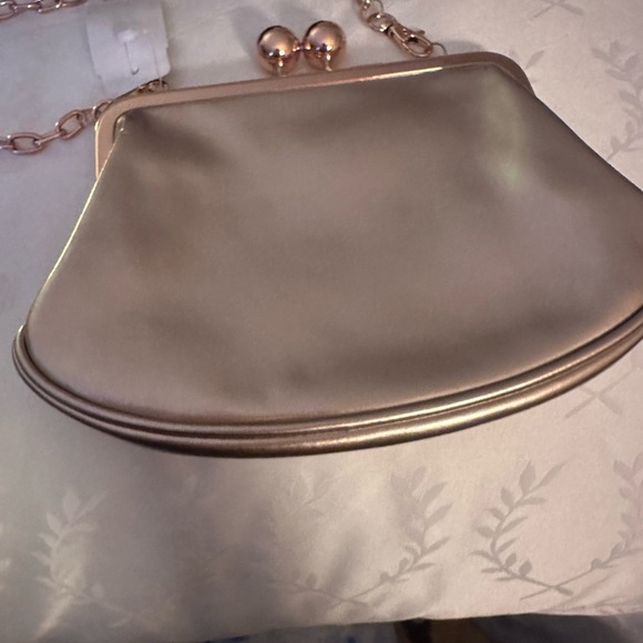 Ted Baker gold evening bag with long chain and kiss lock closure - Picture 4 of 9